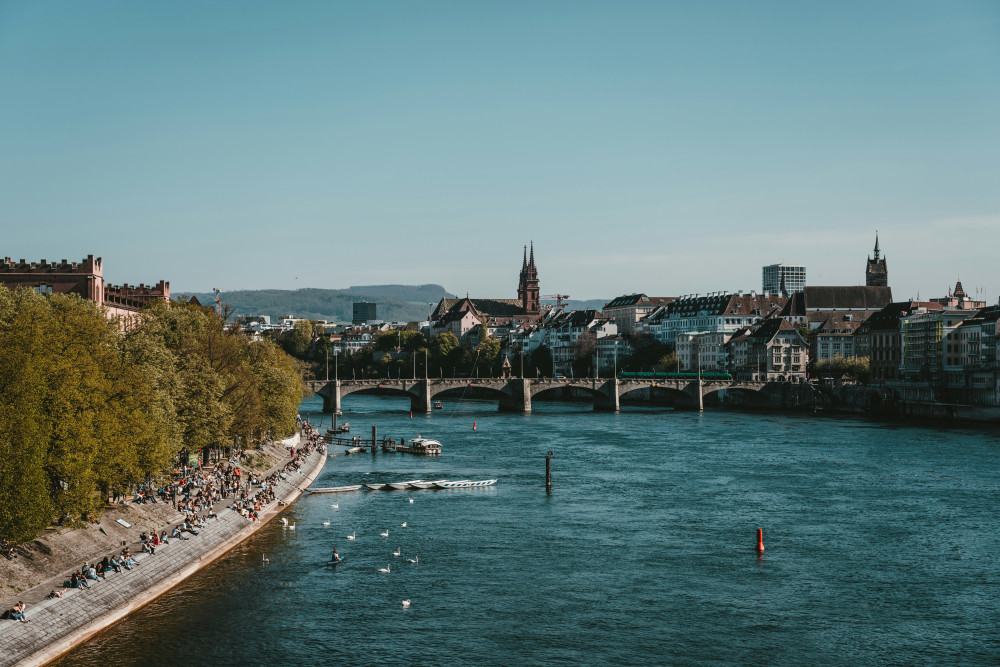 Drohnenaufnahme von Basel, die den Rhein und einige Brücken zeigt