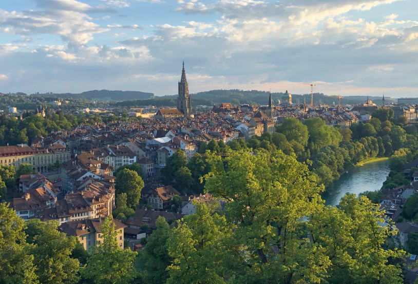 Drohnenaufnahme von Bern, die die Altstadt mit dem Münster und dem Bundeshaus zeigt