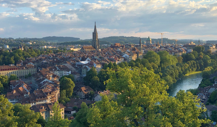 Drohnenaufnahme von Bern, die die Altstadt mit dem Münster und dem Bundeshaus zeigt