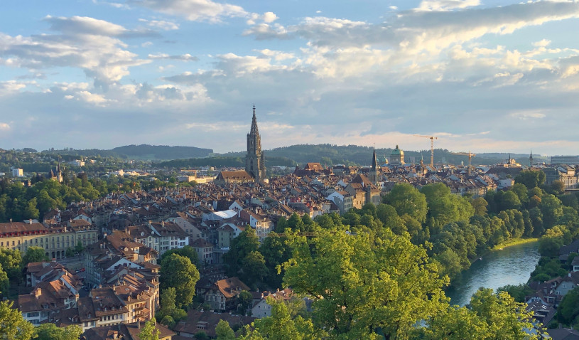 Drohnenaufnahme von Bern, die die Altstadt mit dem Münster und dem Bundeshaus zeigt