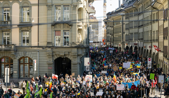 Luftaufnahme der Friedensdemonstration für die Ukraine in Bern