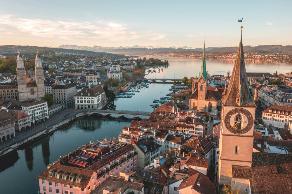 Drohnenaufnahme von Zürich, die die Altstadt und den See zeigt