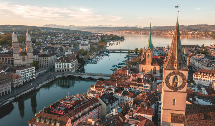 Drohnenaufnahme von Zürich, die die Altstadt und den See zeigt