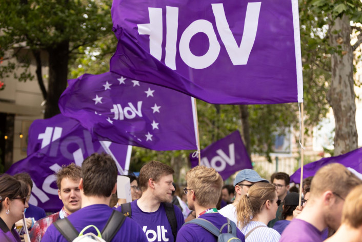 Bild der GA in Paris. Eine Gruppe Volters mit vielen Fahnen ist in einem grünen Park zu sehen