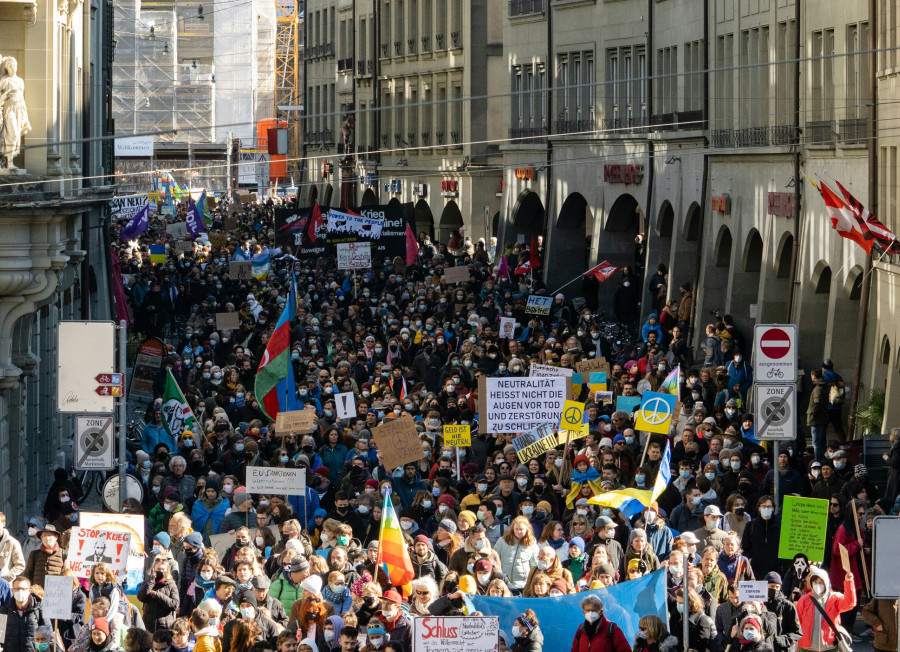 Luftaufnahme der Friedensdemonstration für die Ukraine in Bern