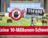 Eine Pyramide aus bedruckten Boxen vor einer Steinfassade zeigt eine ländliche Schweizer Landschaft mit Bergen, einer Familie, einer Kuh und Schafen. Darauf integriert sind ein Stoppsymbol mit einer Hand und dem Text «10 Millionen» sowie die Schriftzüge «Nachhaltigkeits-Initiative:», «114'600 Unterschriften» und gross auf rotem Grund am Fuss der Pyramide «Keine 10-Millionen-Schweiz!».